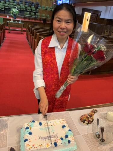 Julia cutting her cake !