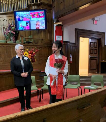 Julia received a beautiful hand made stole as a gift from Pauline !
